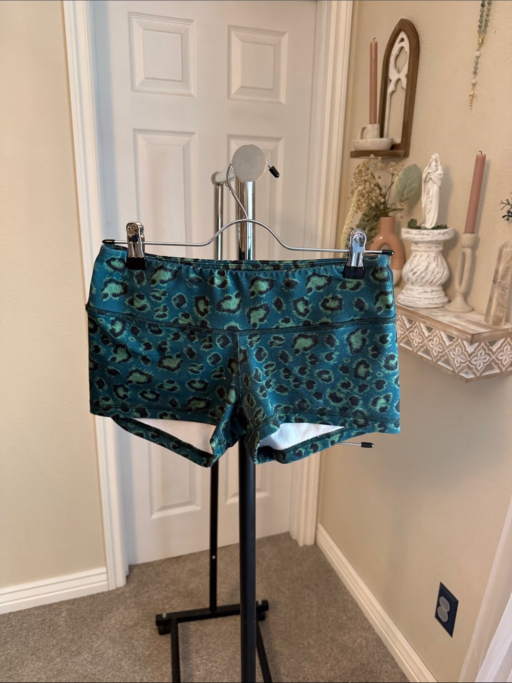 Fleo Mid Rise Booty Short
